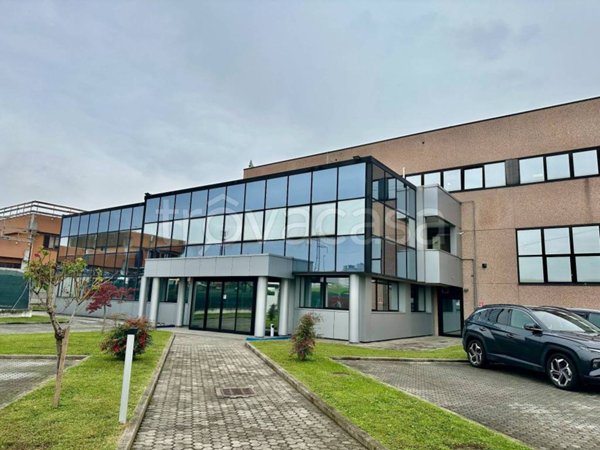 locale commerciale in vendita ad Assago