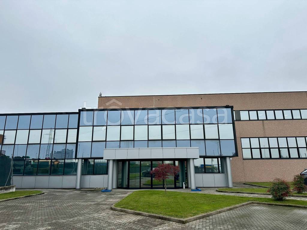 locale commerciale in vendita ad Assago