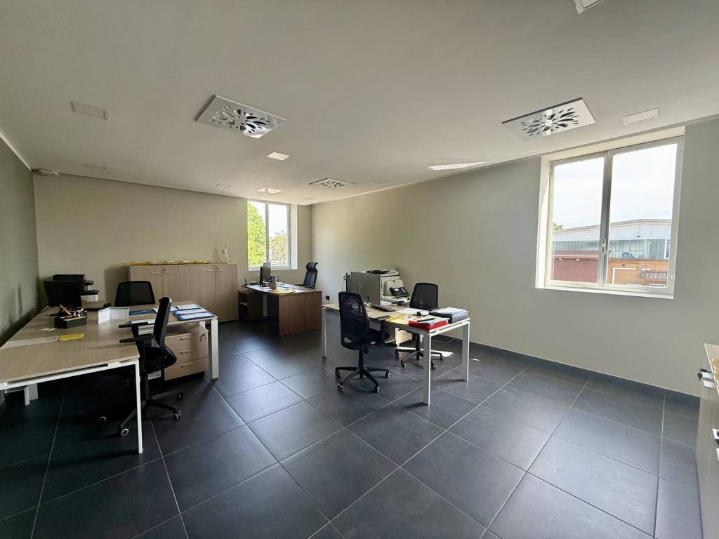 locale commerciale in vendita ad Assago