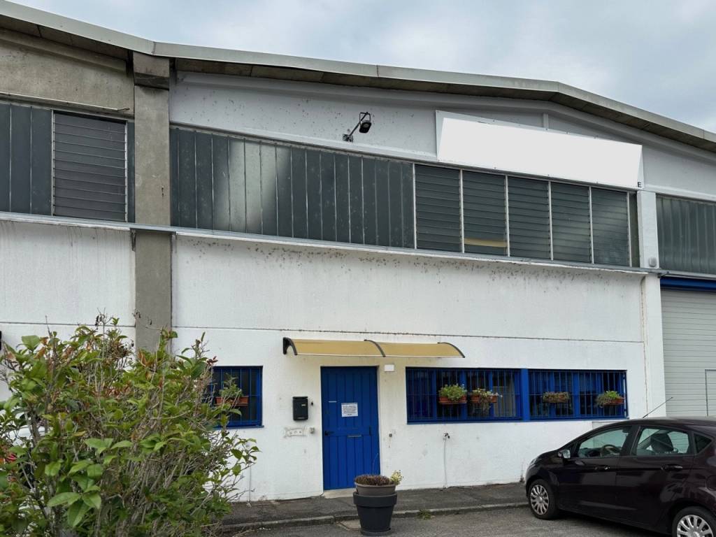 locale commerciale in vendita ad Assago