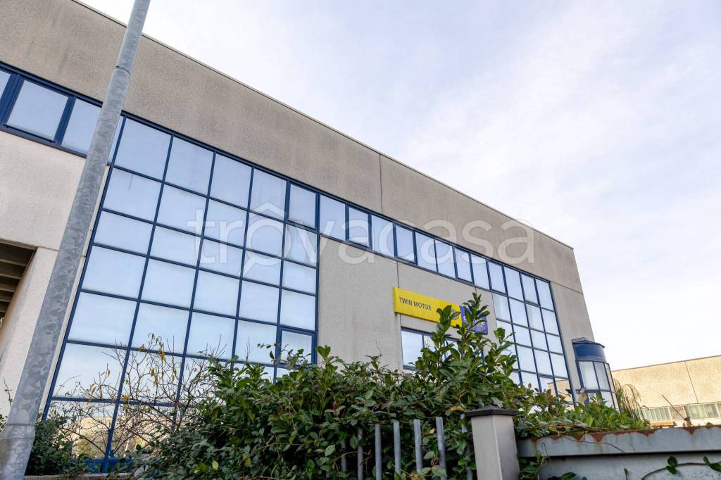 negozio in vendita ad Assago