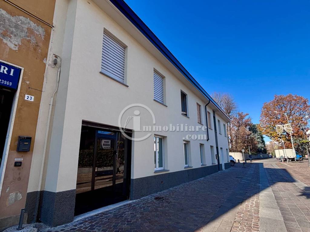 negozio in vendita ad Assago