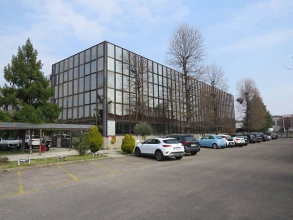 locale commerciale in vendita ad Assago