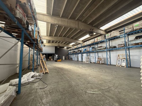 locale commerciale in vendita ad Assago