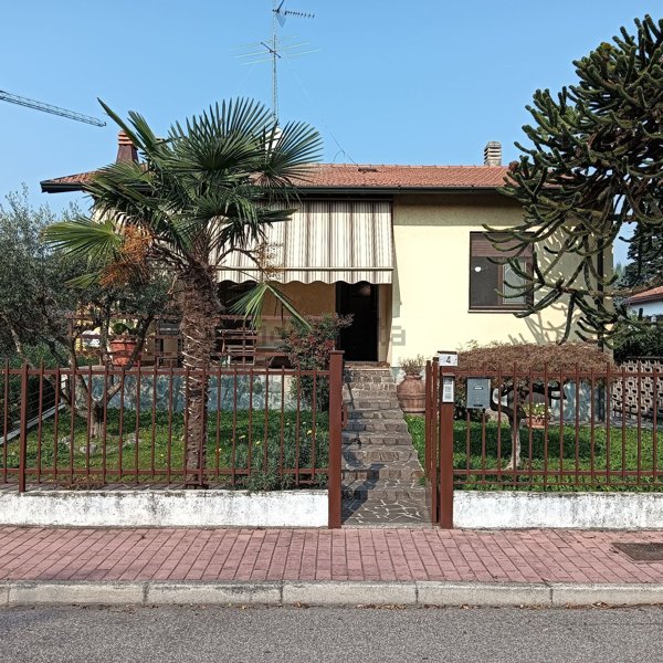 casa indipendente in vendita ad Assago