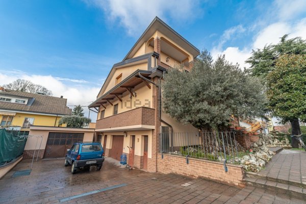 casa indipendente in vendita ad Assago