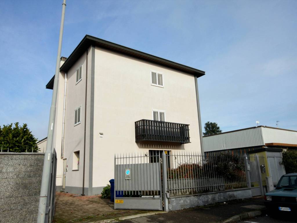 intera palazzina in vendita ad Assago