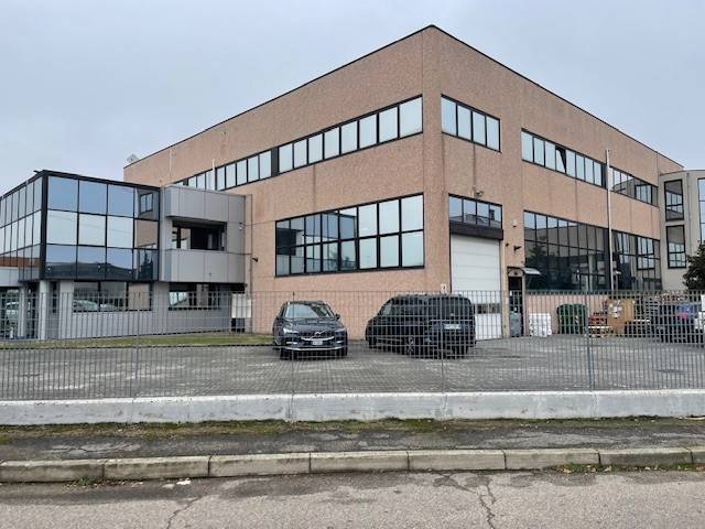 locale commerciale in vendita ad Assago