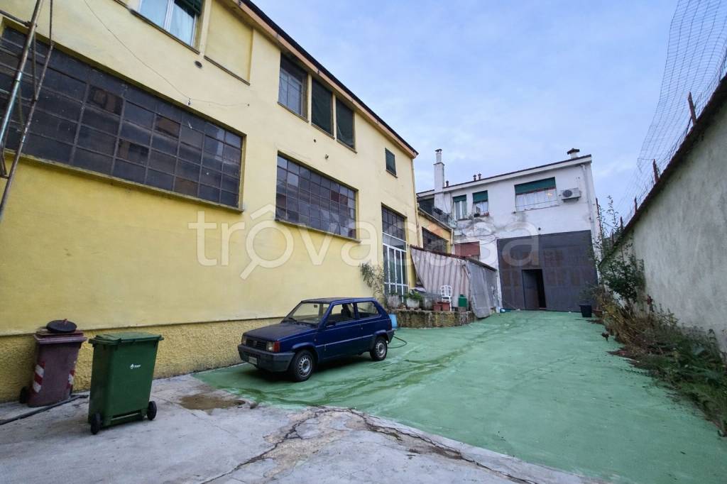 locale commerciale in vendita ad Assago