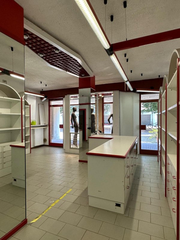 negozio in vendita ad Assago