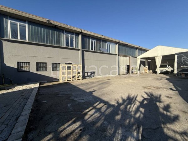 locale commerciale in vendita ad Assago