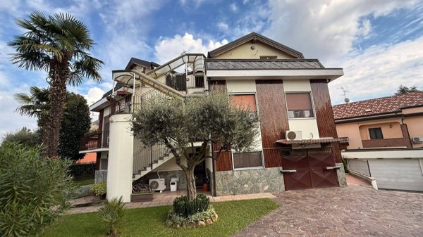 casa indipendente in vendita ad Assago