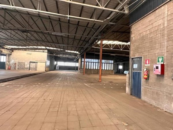 locale commerciale in vendita ad Assago