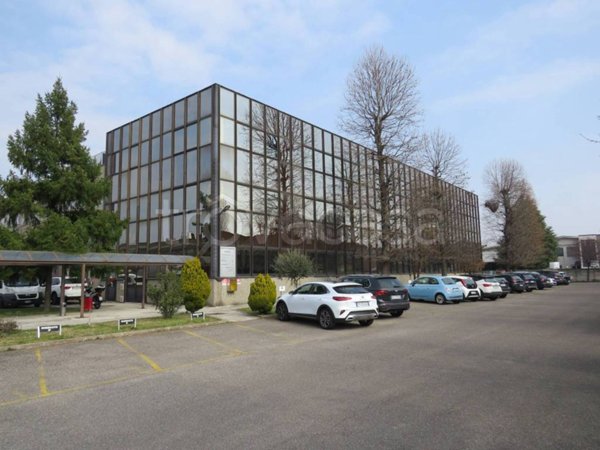locale commerciale in vendita ad Assago
