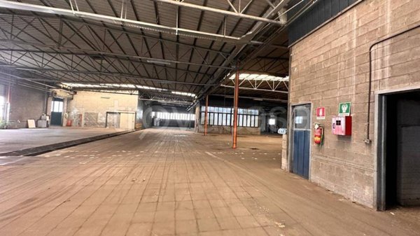 locale commerciale in vendita ad Assago