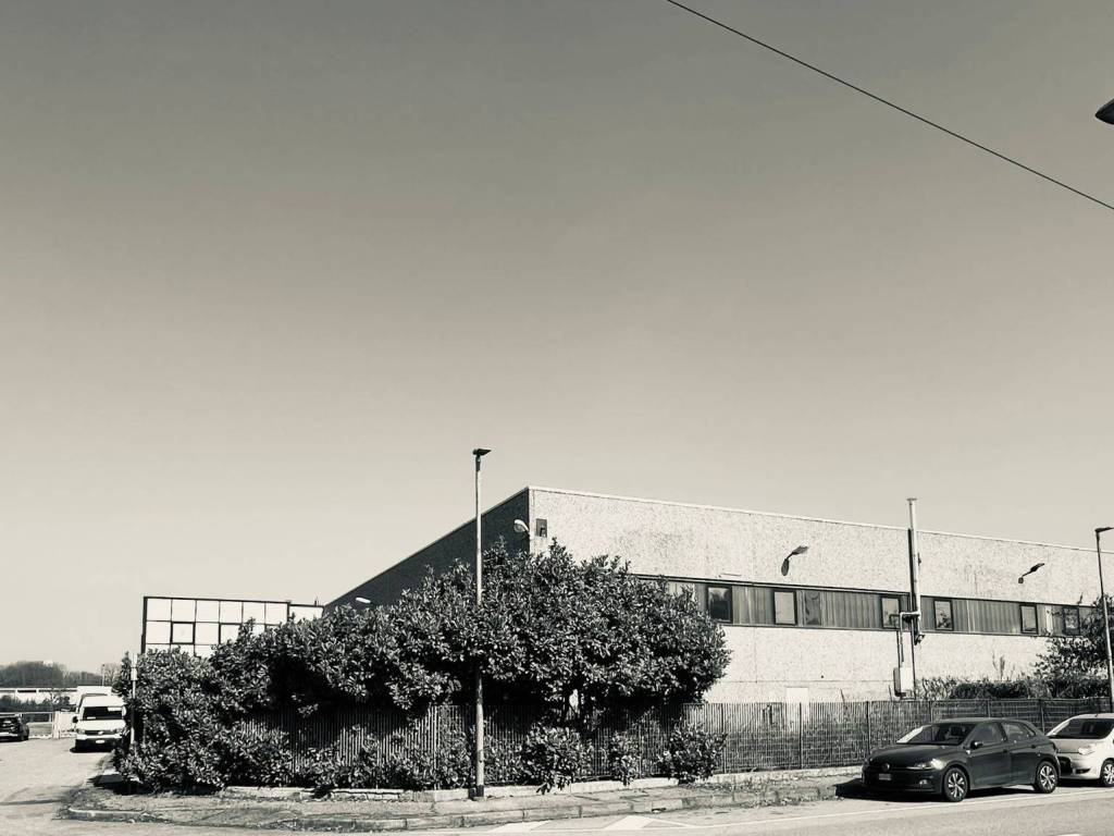 locale commerciale in vendita ad Assago