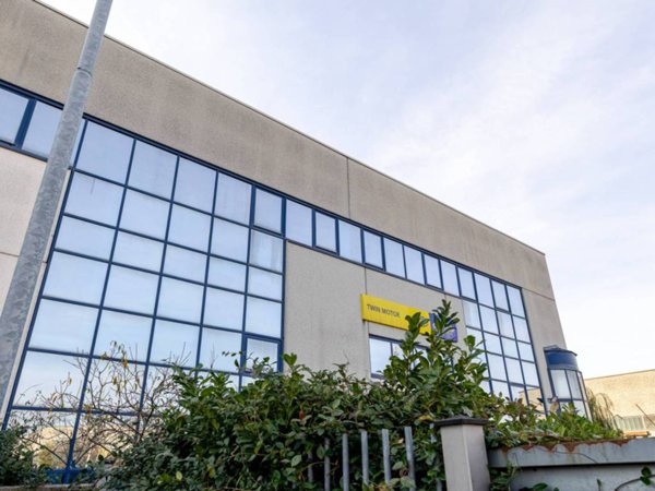 negozio in vendita ad Assago