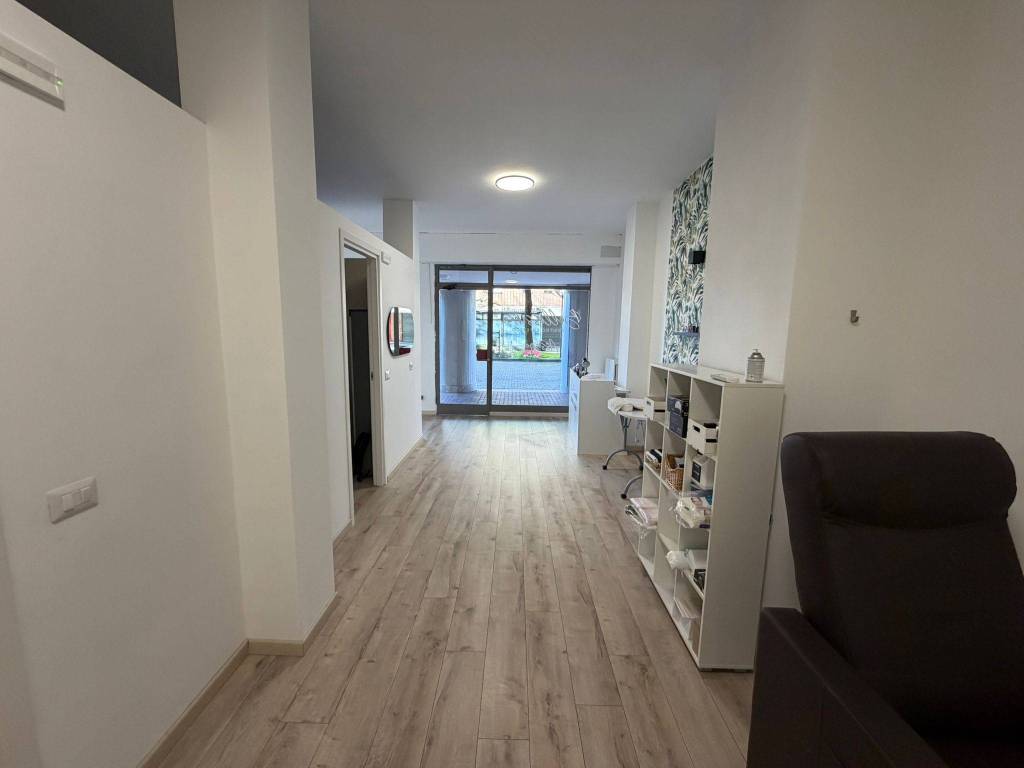 negozio in vendita ad Assago