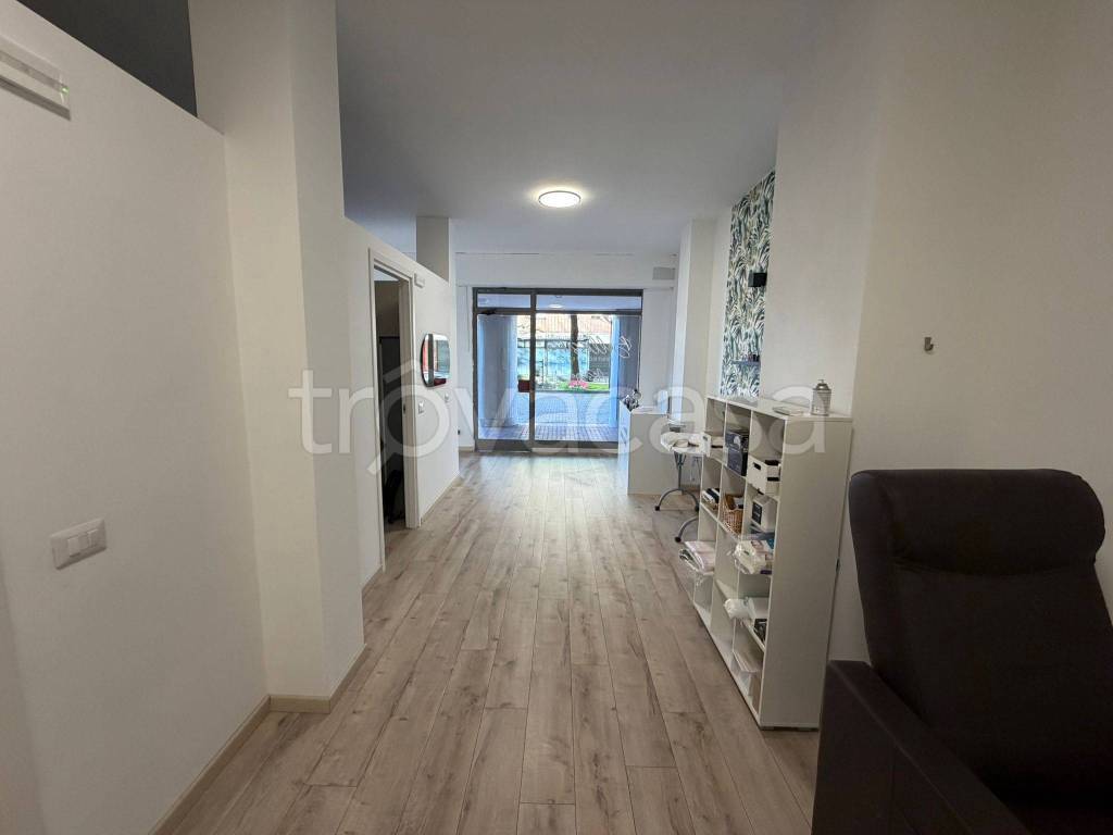 negozio in vendita ad Assago