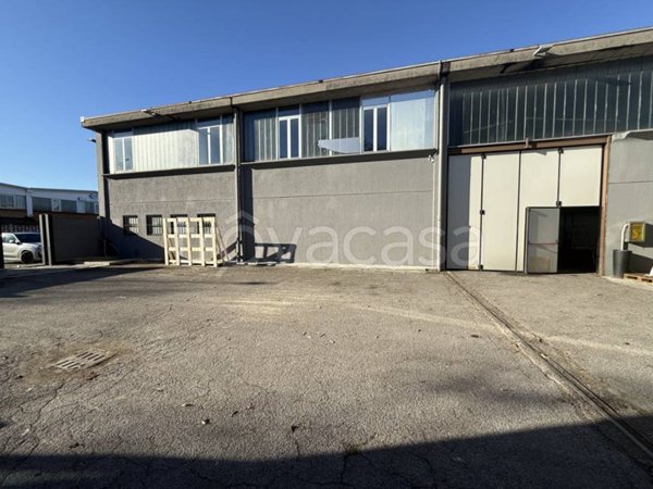 locale commerciale in vendita ad Assago