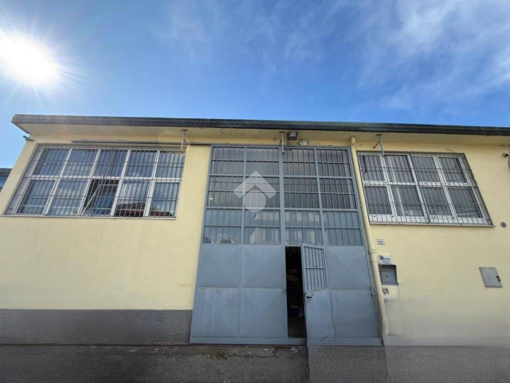 locale commerciale in vendita ad Assago