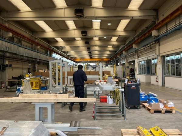 locale commerciale in vendita ad Assago