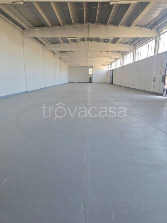 locale commerciale in vendita ad Assago