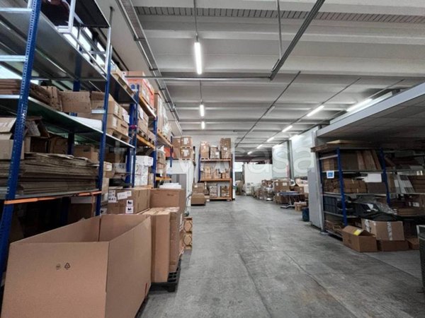 locale commerciale in vendita ad Assago