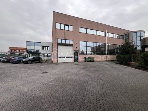 locale commerciale in vendita ad Assago