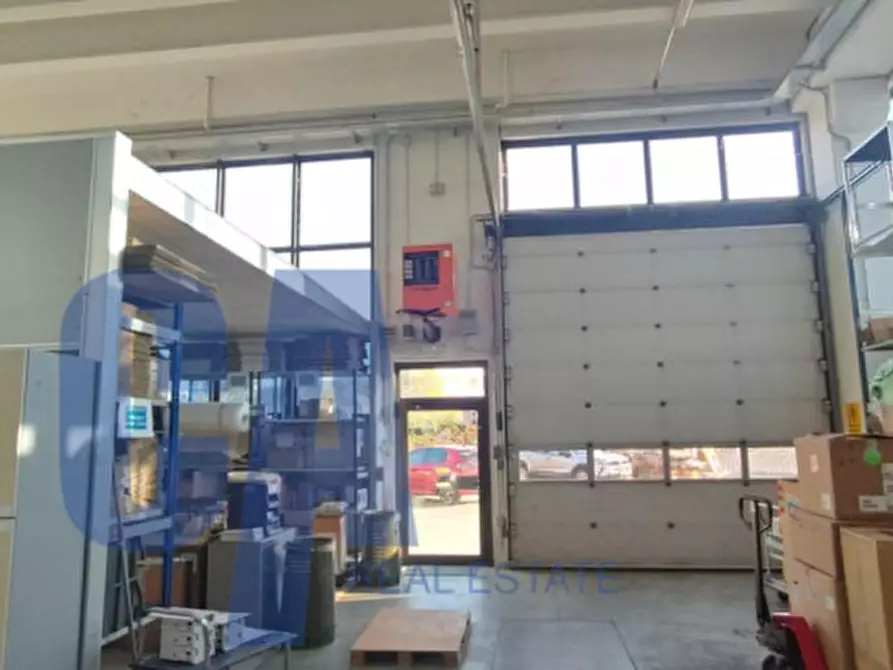 locale di sgombero in vendita ad Assago