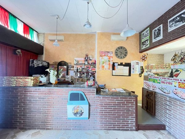 negozio in vendita a Bareggio