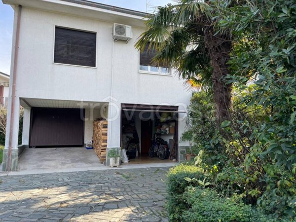 casa indipendente in vendita a Bareggio