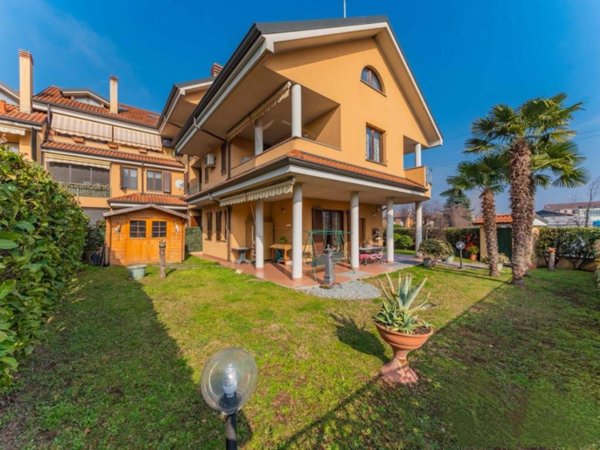 casa indipendente in vendita a Bareggio