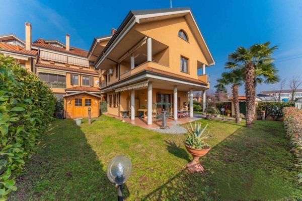 casa indipendente in vendita a Bareggio