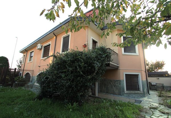 casa indipendente in vendita a Bareggio