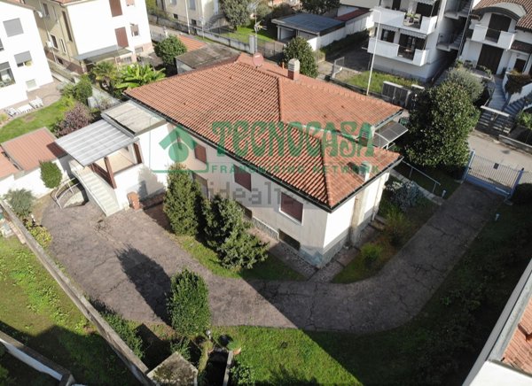 casa indipendente in vendita a Bareggio