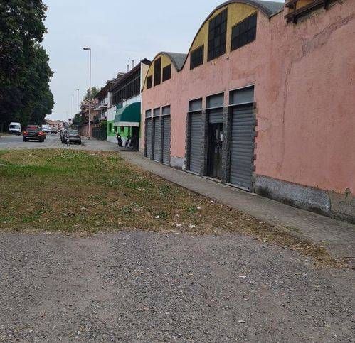 locale commerciale in vendita a Bareggio