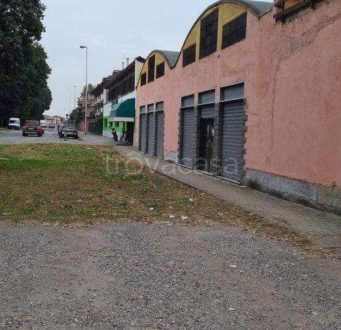 locale commerciale in vendita a Bareggio