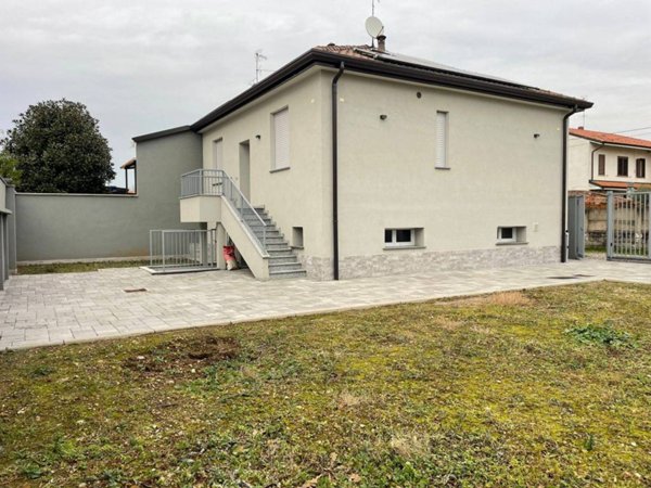 casa indipendente in vendita a Bareggio