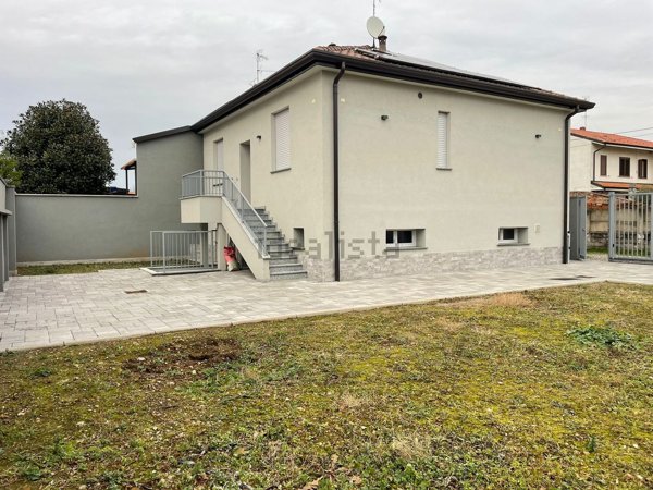 casa indipendente in vendita a Bareggio
