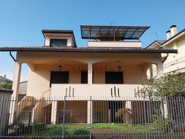 casa indipendente in vendita a Bareggio
