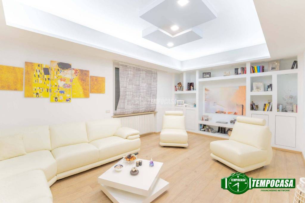 casa indipendente in vendita a Bareggio