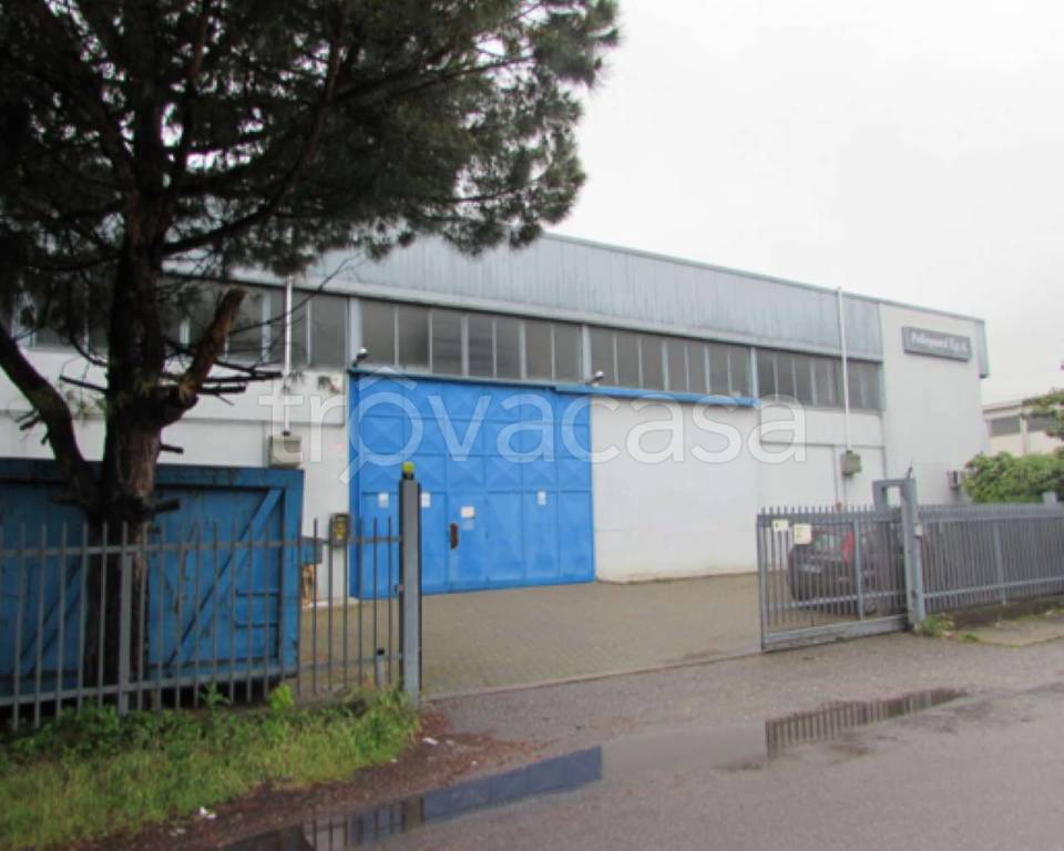 locale commerciale in vendita a Bareggio