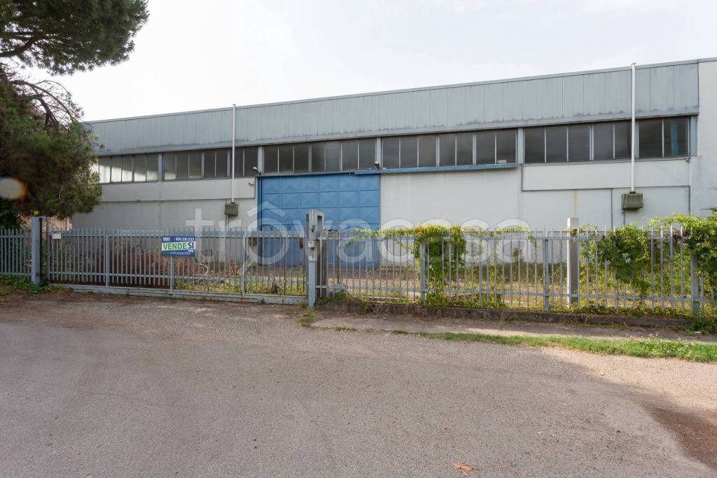 locale commerciale in vendita a Bareggio