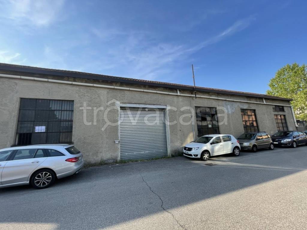 locale commerciale in vendita a Bareggio