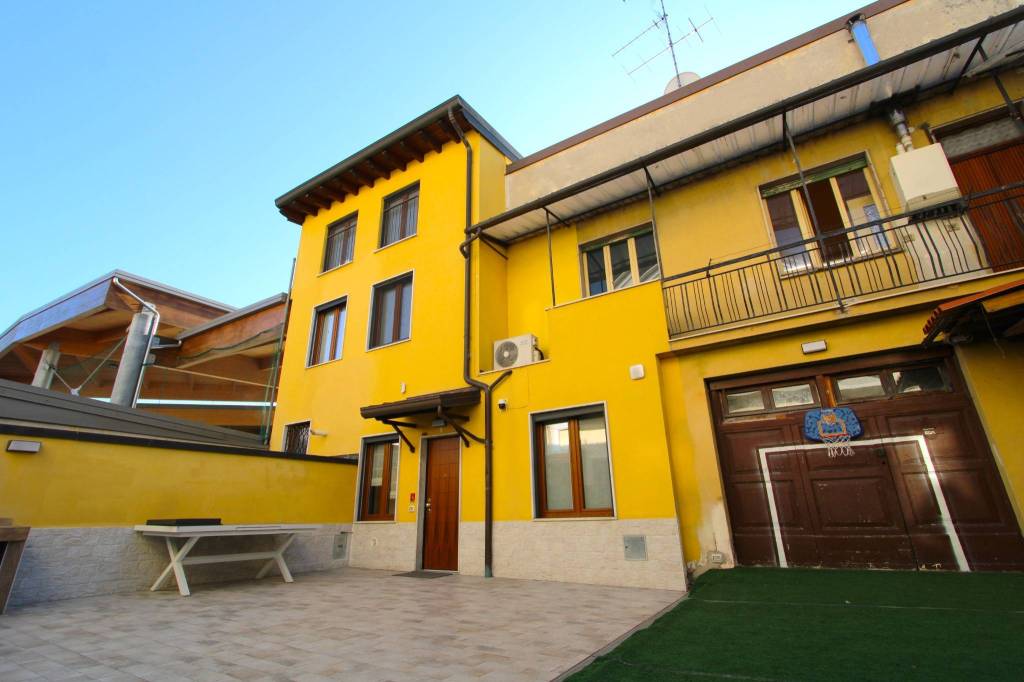 casa indipendente in vendita a Bareggio