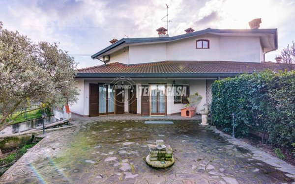 casa indipendente in vendita a Bareggio