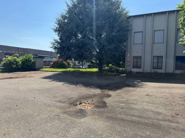capannone in vendita a Bareggio