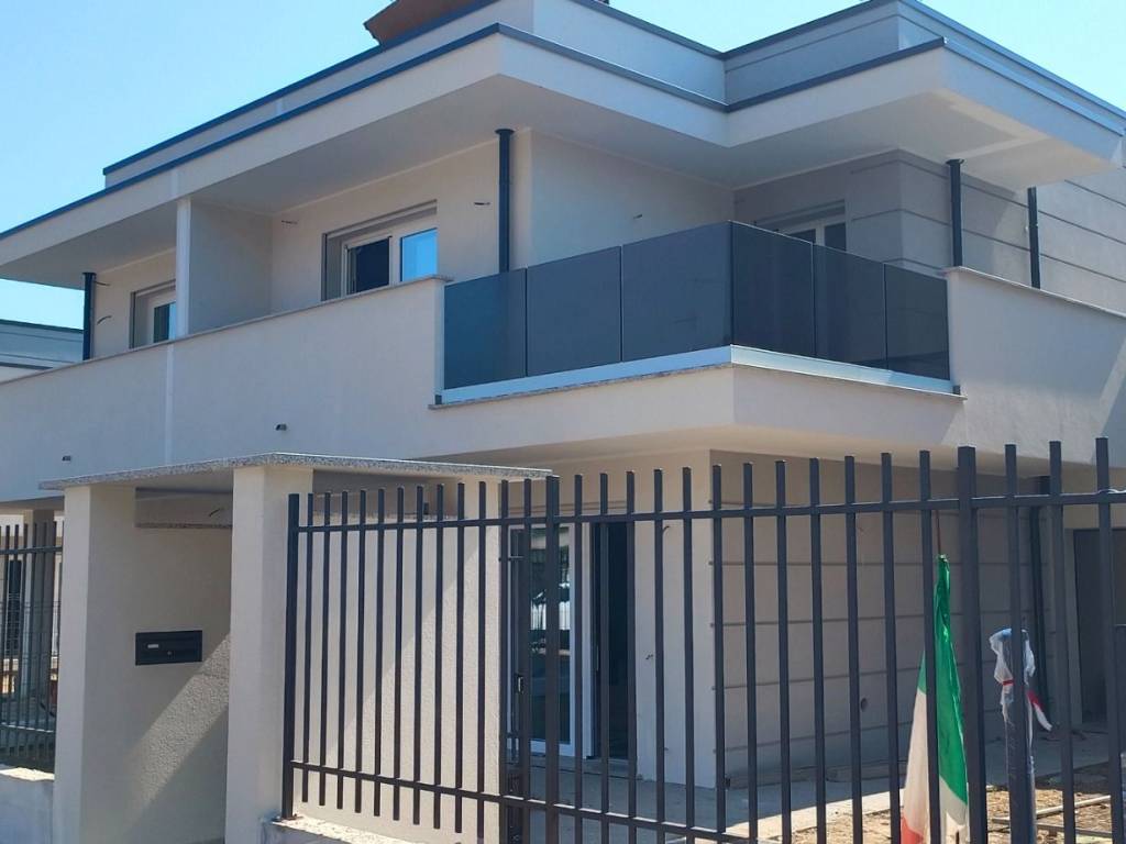 casa indipendente in vendita a Bareggio