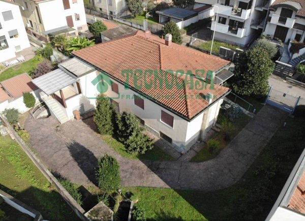 casa indipendente in vendita a Bareggio